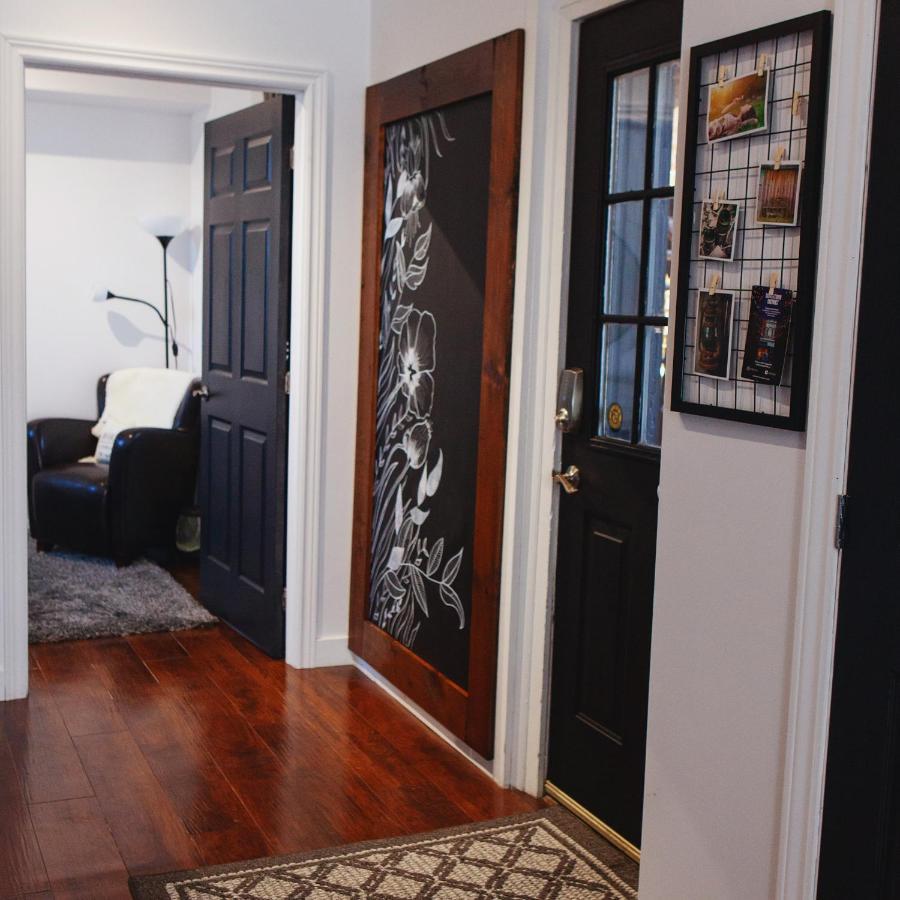 Hip Heritage Main Floor Flat In Downtown District Belleville Exterior foto